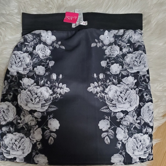 skirts - Picture 2 of 5